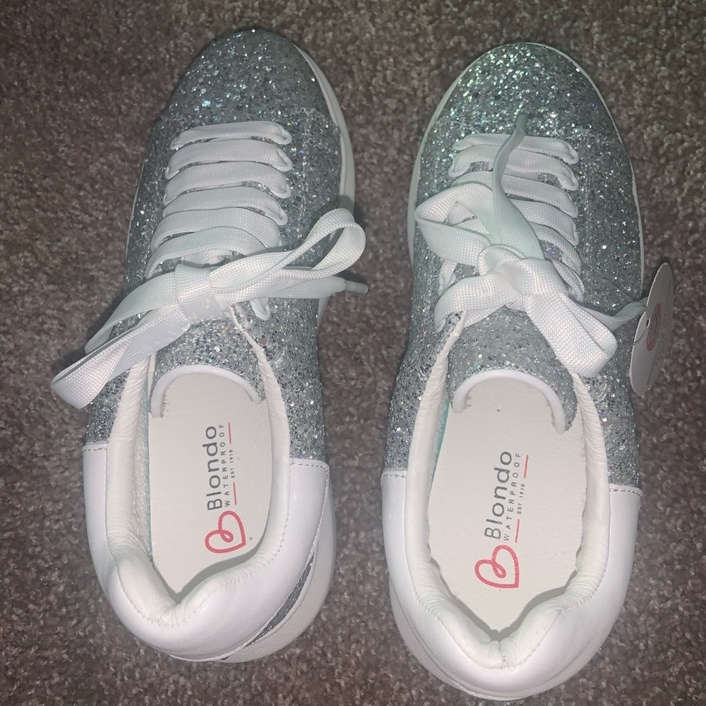New Blondo diva low top sneakers size 8